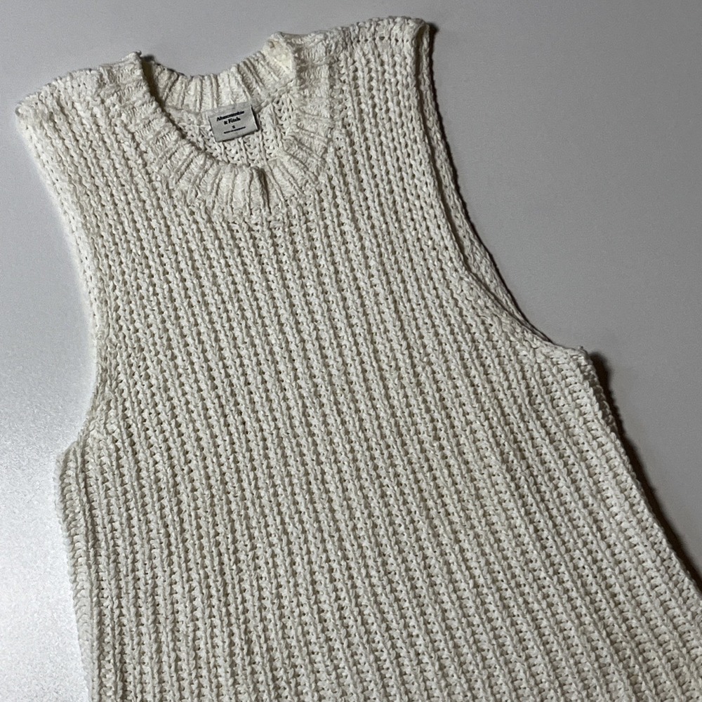 Abercrombie & Fitch Sleeveless Cable Knit Sweater Size S Ivory Minimalist Vest